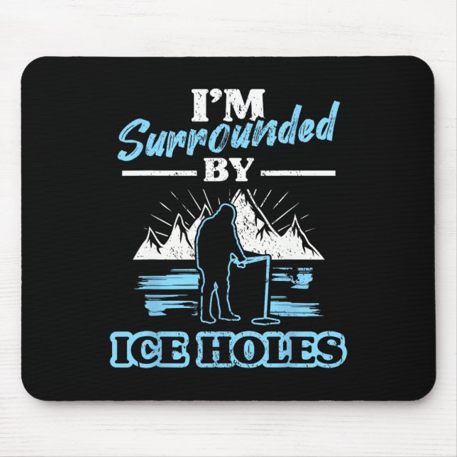 Ich bin umgeben von Eislöchern beim Fischen Mousepad (Vorne)