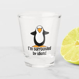 Ich bin umgeben von Idioten Funny Pinguin Schnapsglas