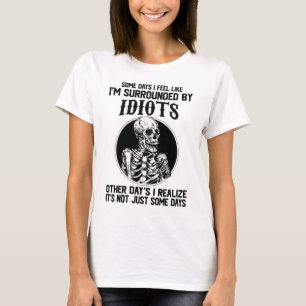 Ich bin umgeben von Idioten Skelettkaffee Hallowee T-Shirt