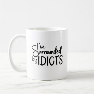 Ich bin von Idioten umgeben, die Sarcastic zitiere Kaffeetasse