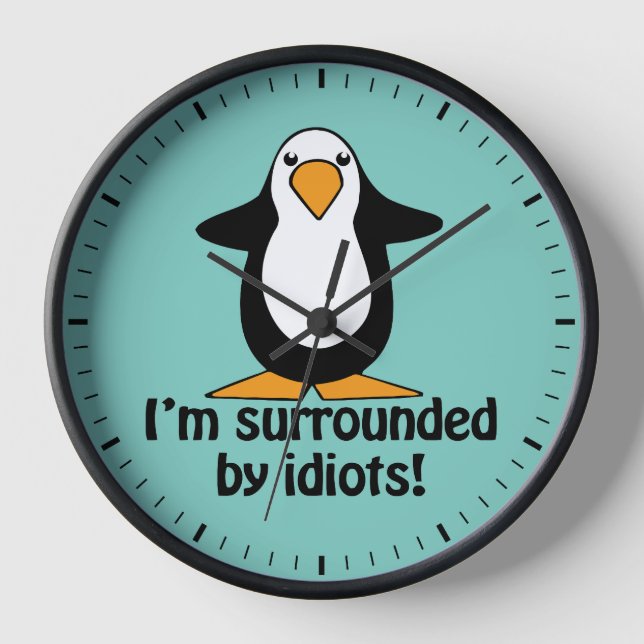 Ich bin von Idioten umgeben! Funny Penguin Uhr (Vorderseite)