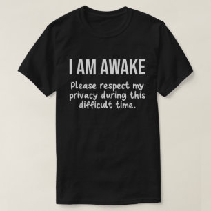 Ich bin wach, bitte respektiert meine Privatsphäre T-Shirt