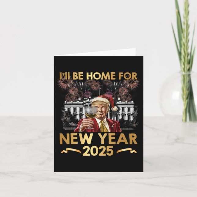Ich bin Zuhause für Neujahr 2025 Funny Trump Wine  Karte (Vorderseite)