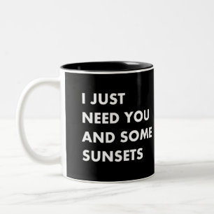 Ich brauche dich nur und ein paar Sonnenuntergänge Zweifarbige Tasse