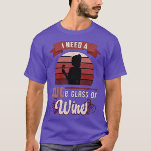 Ich brauche ein riesiges Glas Wein lange roter Fun T-Shirt