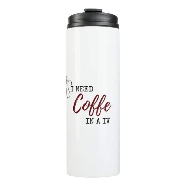 ICH BRAUCHE KAFFEE IN A IV THERMOSBECHER (Vorderseite)