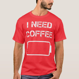 Ich brauche Kaffee lustige Kaffeebecher Batterie B T-Shirt