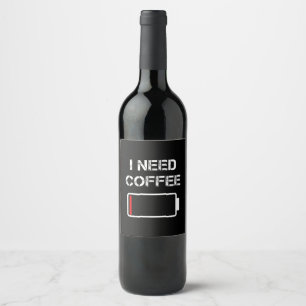 Ich brauche Kaffee lustige Kaffeebecher Batterie B Weinetikett