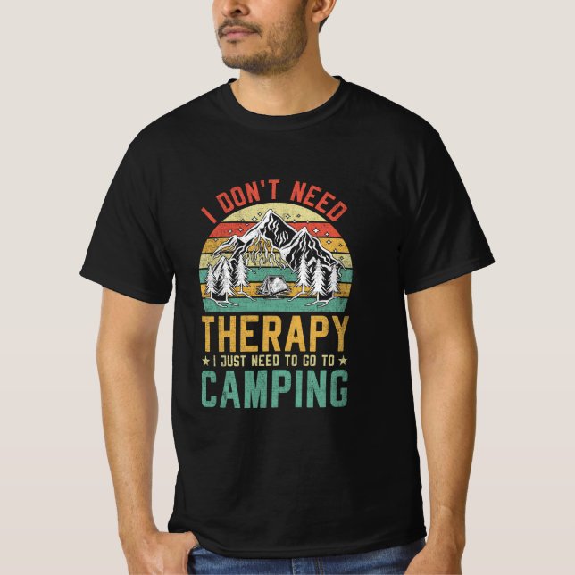 Ich brauche keine Therapie, die ich nur zum Campin T-Shirt (Vorderseite)