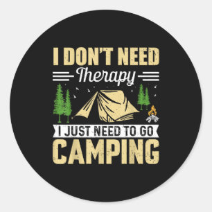 Ich brauche keine Therapie, ich muss nur campen ge Runder Aufkleber
