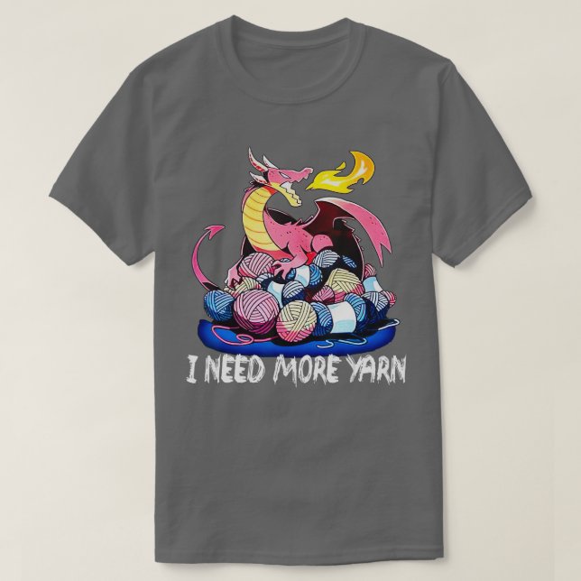 Ich brauche mehr Garn Funny Dragon Knitting Quilti T-Shirt (Design vorne)