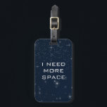 Ich brauche mehr Platz für eine sonnige Astronomie Gepäckanhänger<br><div class="desc">Mit diesem coolen Stars Gepäckanhänger in die Sterne fahren! Mit dunkelblauem Hintergrund und funkelnden Sternen, mit der Phrase "I NEED more SPACE", wird dies etwas sein, über das man jedes Mal, wenn man sein Gepäck benutzt, glücklich reden kann.</div>