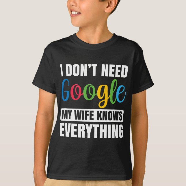 Ich brauche nicht Google meine Ehefrau weiß alles  T-Shirt (Vorderseite)