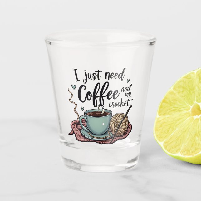 Ich brauche nur Kaffee und Crochet Schnapsglas (Vorderseite)