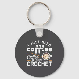 Ich brauche nur Kaffee und meine Häkel-Zitat-Kunst Schlüsselanhänger