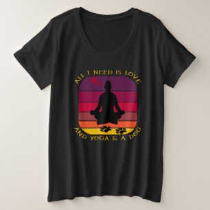 ICH BRAUCHE NUR LIEBE, YOGA UND HUND. GROßE GRÖßE T-Shirt