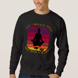 ICH BRAUCHE NUR LIEBE, YOGA UND HUND. SWEATSHIRT