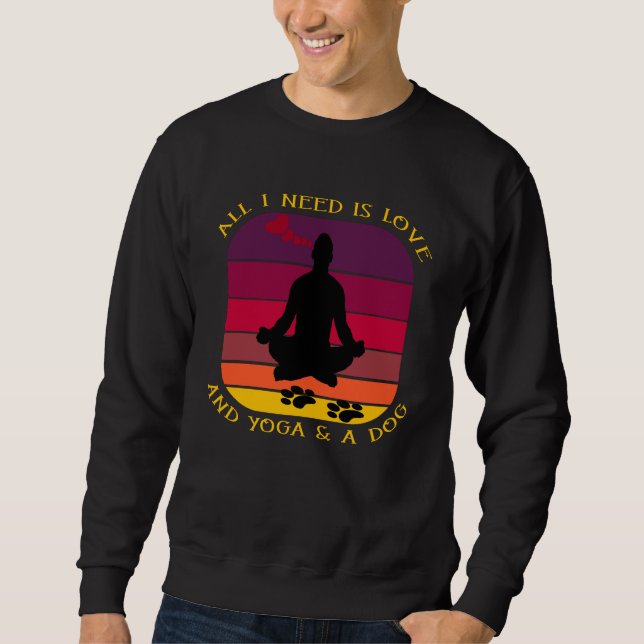 ICH BRAUCHE NUR LIEBE, YOGA UND HUND. SWEATSHIRT (Vorderseite)