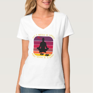 ICH BRAUCHE NUR LIEBE, YOGA UND HUND. T-Shirt