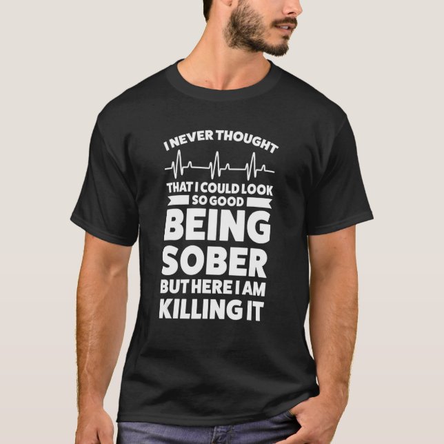 Ich dachte nie, ich könnte nüchtern aussehen T-Shirt (Vorderseite)