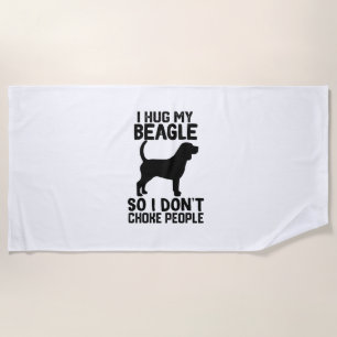 Ich drücke meinen Beagle, damit ich nicht Leute er Strandtuch