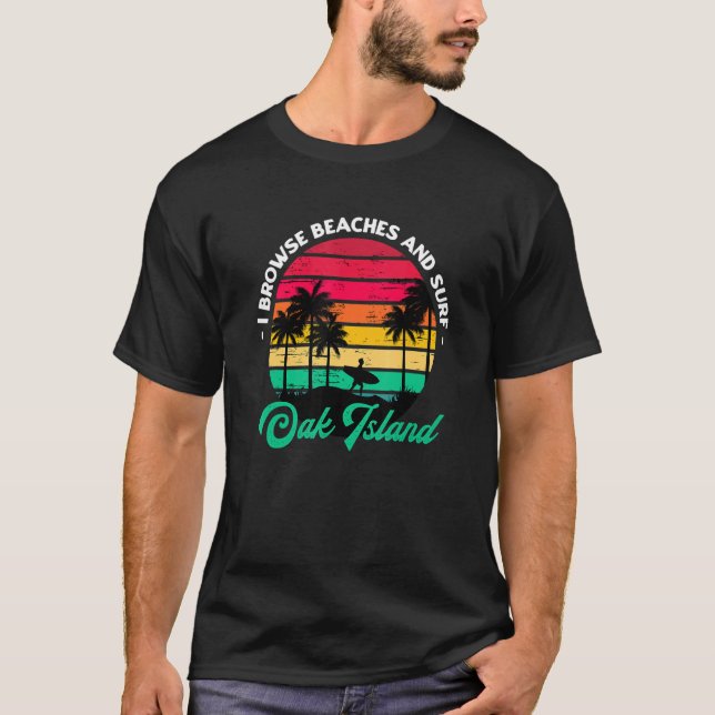Ich durchsuche Strände und surfe auf der Insel Oak T-Shirt (Vorderseite)