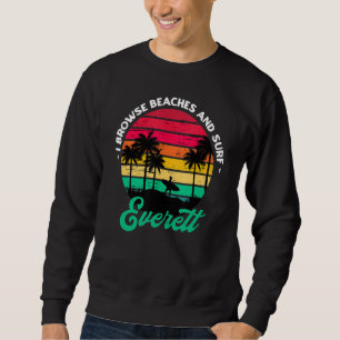 Ich durchsuche Strände und surfe bei Everett beim Sweatshirt