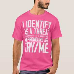 Ich erkenne eine Bedrohung, die meine Pronomen ver T-Shirt