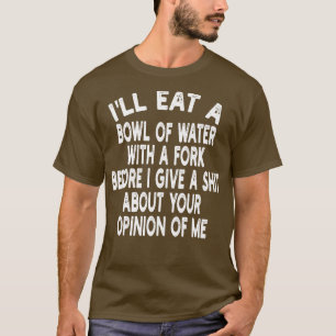 Ich esse eine Schüssel Wasser mit einer Gabel, bev T-Shirt