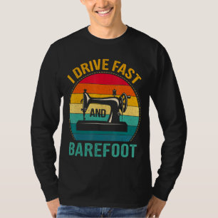 Ich fahre schnell und barfuß Nähmaschine Frauen 1 T-Shirt