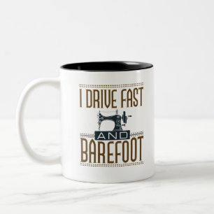 Ich fahre schnell und barfuß Vintage Nähmaschine Zweifarbige Tasse