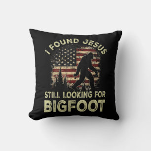 Ich fand Jesus, der immer noch nach Bigfoot schaut Kissen