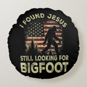 Ich fand Jesus, der immer noch nach Bigfoot schaut Rundes Kissen