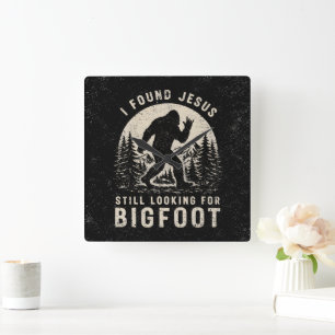 Ich fand Jesus und suche immer noch Bigfoot Sasqua Quadratische Wanduhr
