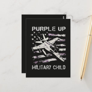 Ich färbe den Monat des Militärs lila Postkarte