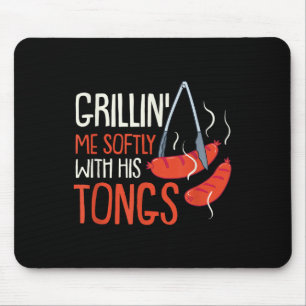 Ich fein mit seiner Tong I Grillmaster-Grillen zu  Mousepad