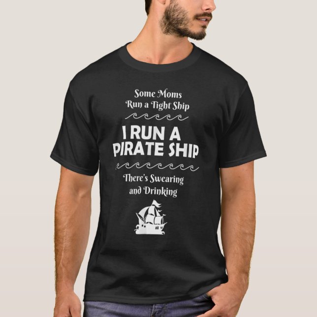 Ich führe ein Piratenschiff, das die Mama trinkt T-Shirt (Vorderseite)