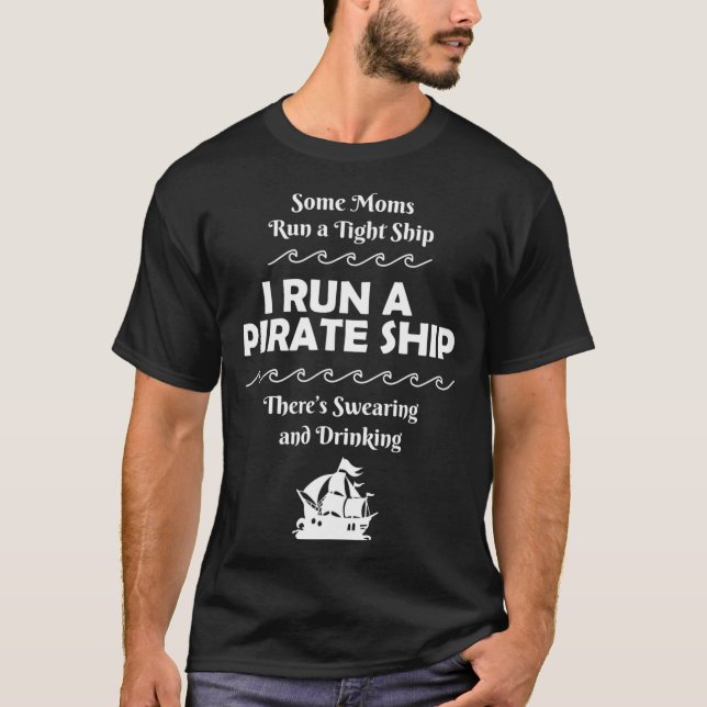 Ich führe ein Piratenschiff, das trinkt, witzige M T-Shirt (Vorderseite)