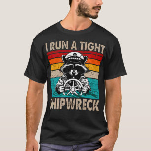Ich Führe Ein Strenges Schiffswrack Waschbär Boot T-Shirt