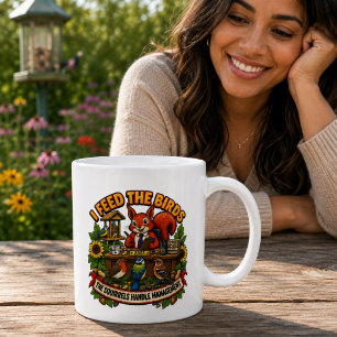 Ich füttere die Vögel Eichhörnchen Handhabungsmana Kaffeetasse