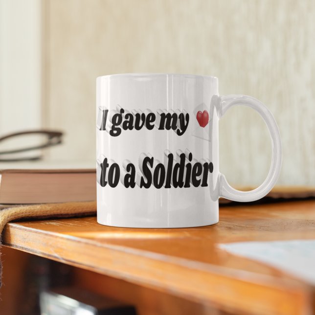 Ich gab einem Soldaten einen schwarzen Text über m Kaffeetasse (Von Creator hochgeladen)