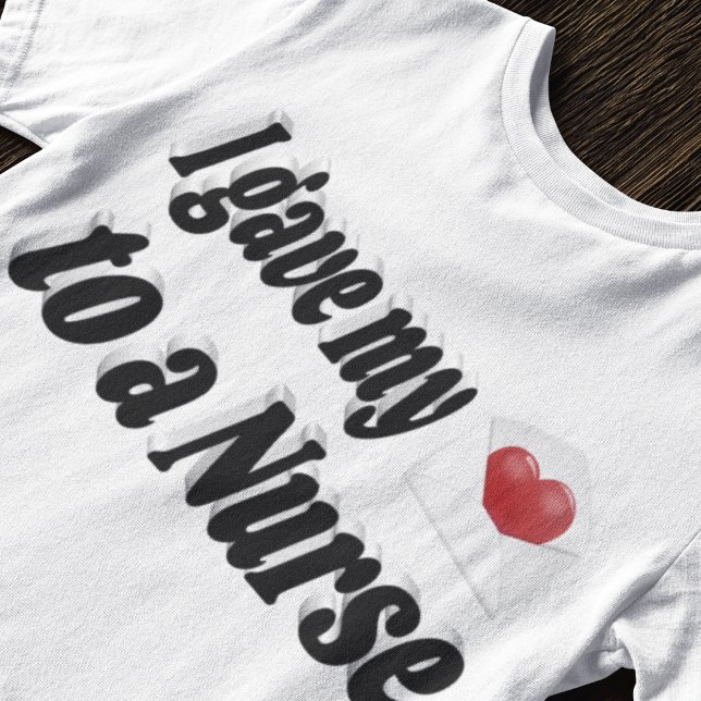 Ich gab mein Herz einer Krankenschwester T-Shirt (Von Creator hochgeladen)