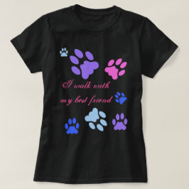 Ich gehe mit meinem T-Shirt des besten Freunds
