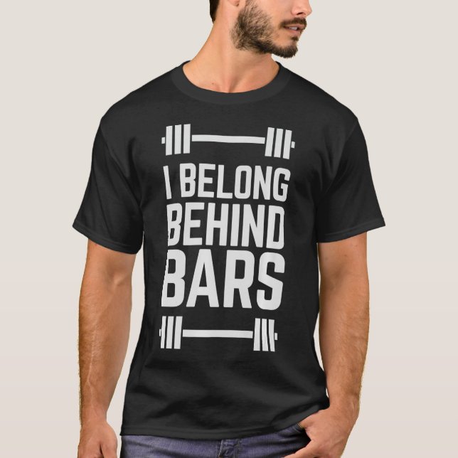 Ich gehöre hinter Bars Funny Weight Lifting Spaß T-Shirt (Vorderseite)
