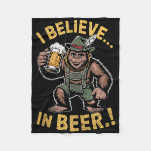 Ich glaube an Beer Funny Bigfoot Lederhosen Joke T Fleecedecke