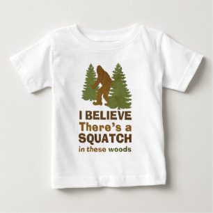 Ich glaube, es gibt ein SQUATCH in diesen Wäldern Baby T-shirt