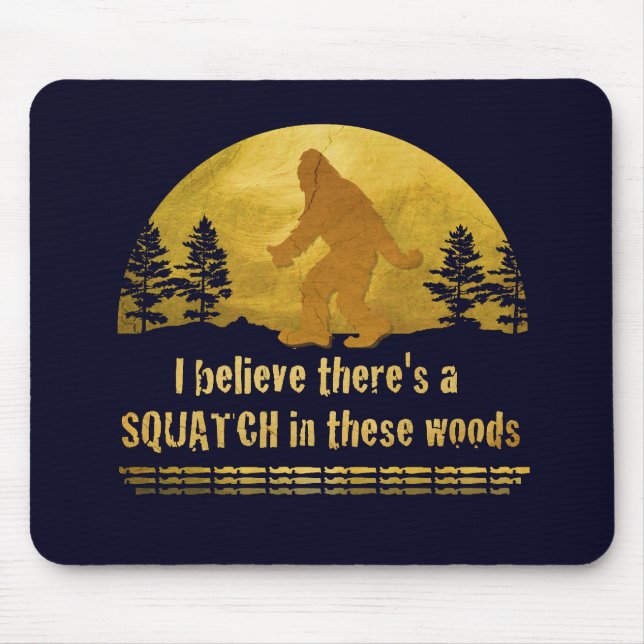 Ich glaube, es gibt ein SQUATCH in diesen Wäldern Mousepad (Vorne)