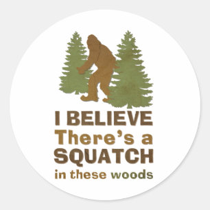 Ich glaube, es gibt ein SQUATCH in diesen Wäldern Runder Aufkleber