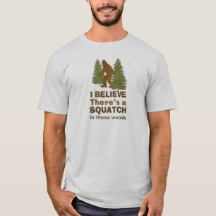 Ich glaube, es gibt ein SQUATCH in diesen Wäldern T-Shirt