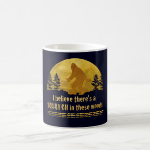 Ich glaube, es gibt ein SQUATCH in diesen Wäldern Tasse